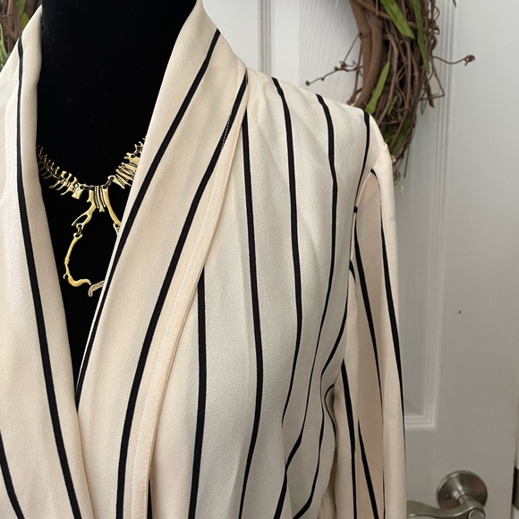 Long cream and striped blazer - Picture 3 of 11